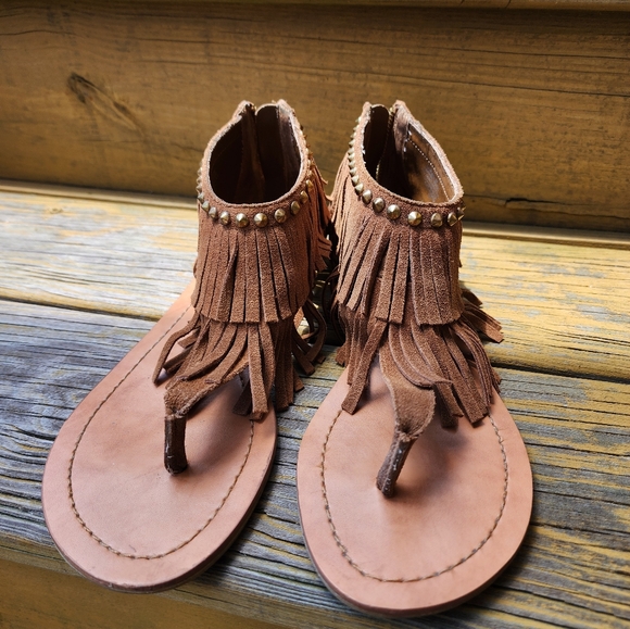 Gorgeous Fringed Steve Madden brown suede flat sandals - Picture 4 of 6